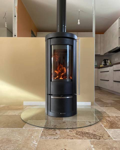 Installateur dans la pose d'un poêle à Turretot : Pose d'un Appareil à Bois Nordica Modèle Marlena .