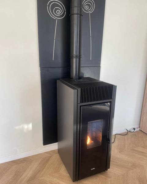 Installation d’un poêle à granulés Cadel Bold 7 kW à Eletot pour une maison individuelle