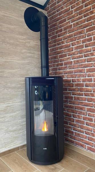 Professionnel dans la pose de poele a granules Cadel Modele Spin 9 Plus a Bec de Mortagne