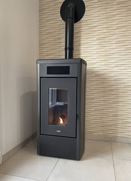 Professionnel dans la pose d'un poêle à granulés à Sainneville proche du Havre : Pose d'un Appareil à Granulés Cadel Modèle Atena 14 kW pour votre habitation