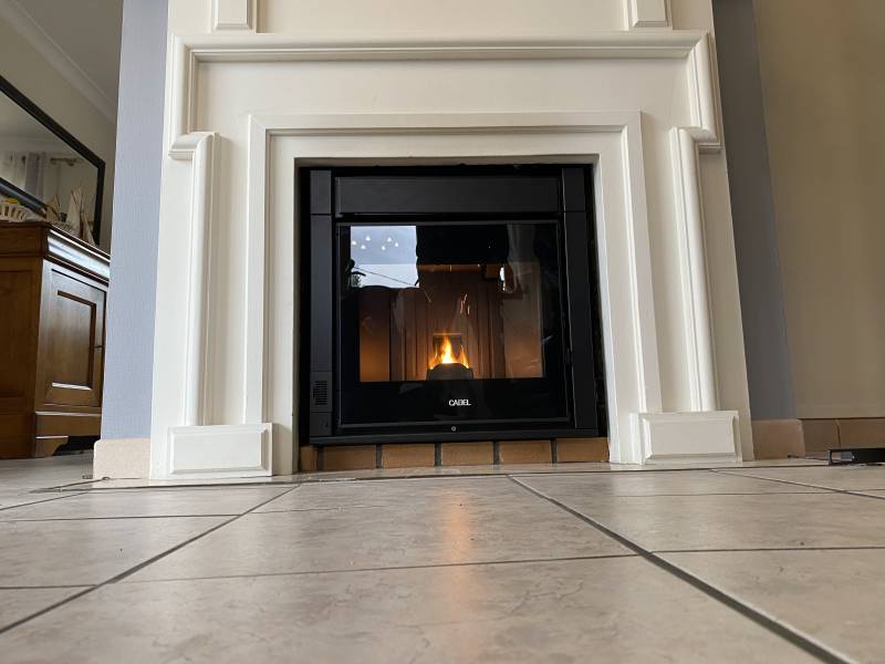 Installateur dans la pose d'un Insert à Granulés à Saint Jouin de Bruneval proche d'Etretat : Pose d'un Appareil à Granulés Cadel Modèle Ponente pour votre Maison